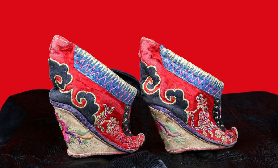 Китайская обувь запах. Китайские туфли. Китайская обувь Национальная. Традиционная китайская обувь женская. Китайский сапожок.