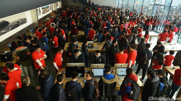 低价智能手机大行其道，苹果能否稳赢中国市场？ Can Apple win China in a market of cheaper smartphones.jpg