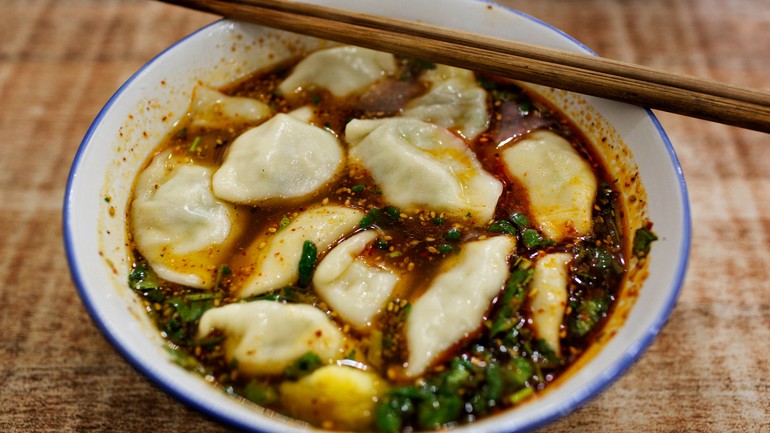 清真美食街上的饺子。Dumplings float in bowl of broth at a spot on the Muslim Street..jpg