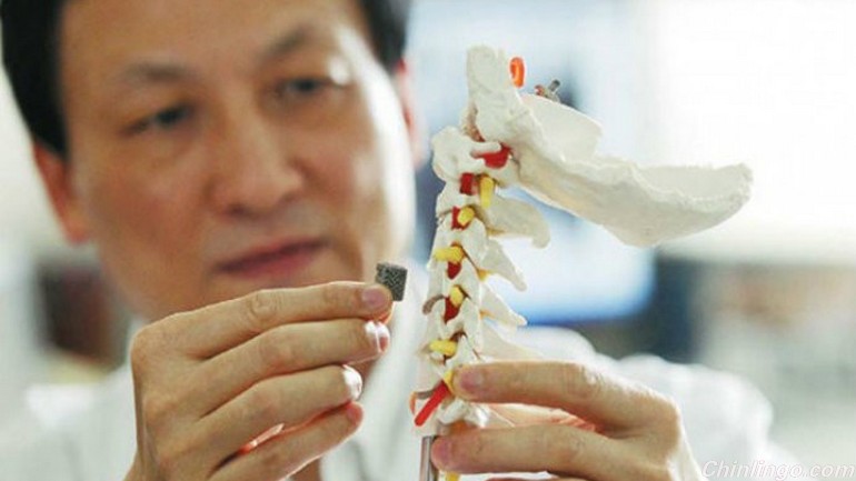 北京大学三医院成功植入了首例3D打印的脊柱 Boy gets first 3D-printed vertebra implant.jpg