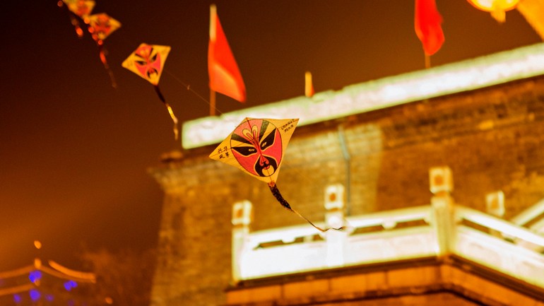一个小贩的风筝在鼓楼前飘扬。A street vendor's kite floats in front of the tower..jpg