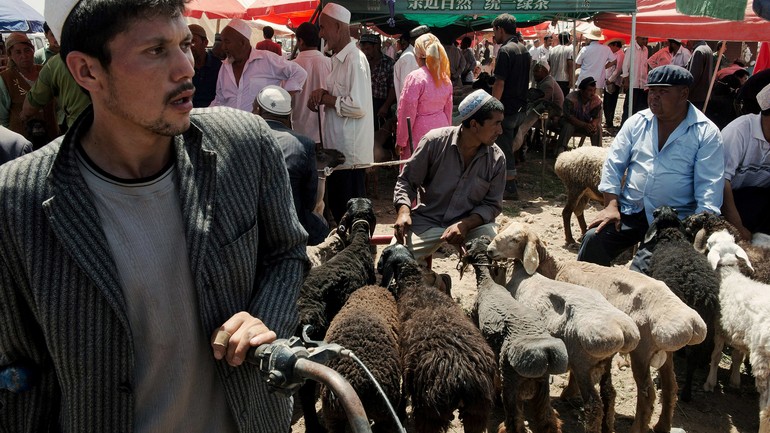 在喀什，如果你想了解维族文化，最快的途径就是赶集。Kashgar's markets are your easiest entry point into Uighur culture..jpg