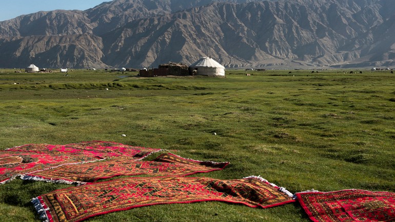 塔什库尔干草原上晾晒的地毯。Carpets drying in Tashkurgan grassland..jpg