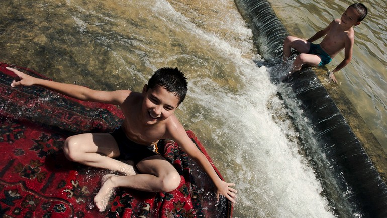 当地男孩正在湖上嬉戏。Here, boys enjoying a canal of Urumqi..jpg