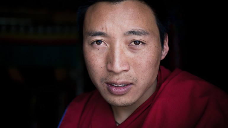 Dhondoup是寺里的一位年轻僧人。Dhondoup, one of the young monks at the monastery..jpg