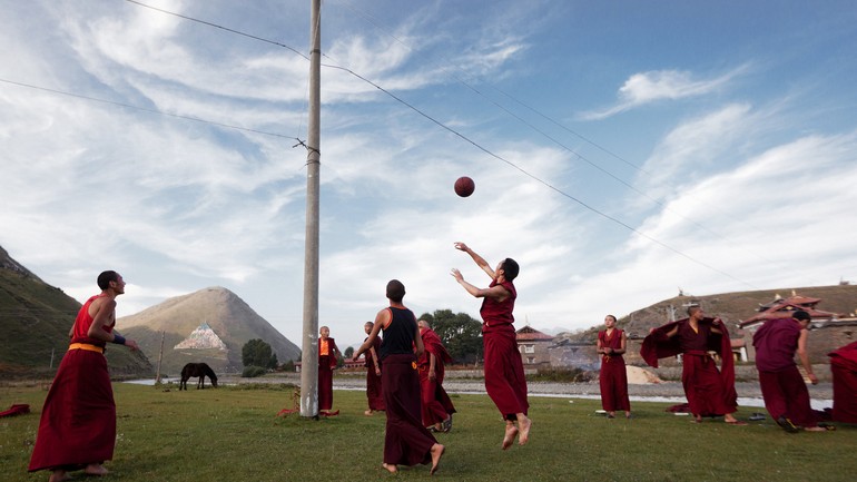 塔公寺的学徒在课间打篮球。Novice monks at the Lhagang Monastery playing a version of basketball between classes..jpg