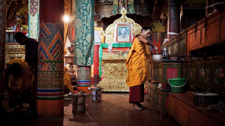 一位僧人在礼拜之后准备简单的饭菜。A monk prepares a simple meal after worship..jpg