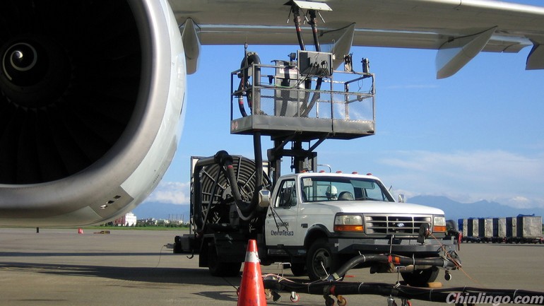 China raises threshold for airlines' fuel surcharge.jpg