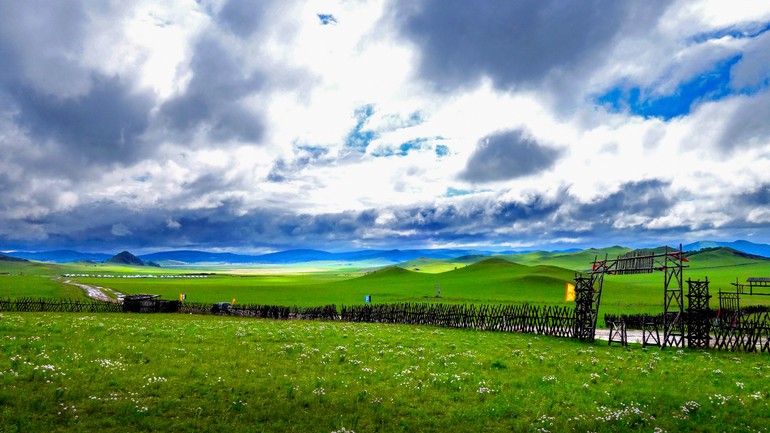 中国最美的火车旅行线路 内蒙古草原.jpg