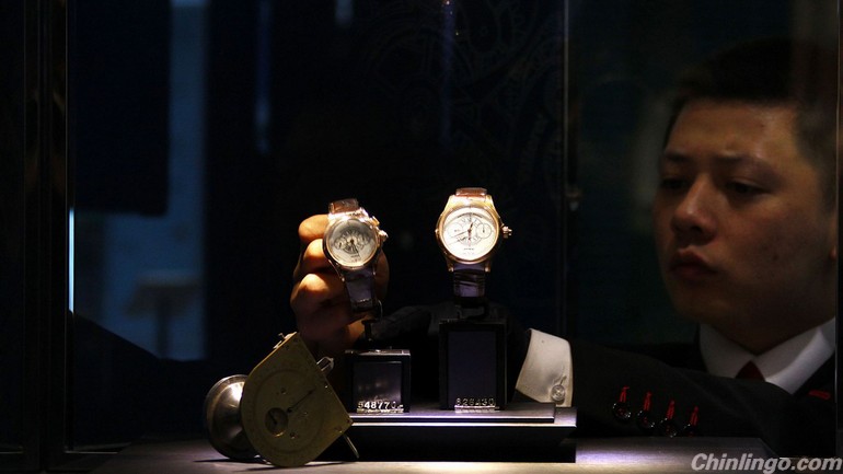 Chinese tourists buying luxury watches show the way for exporters 瑞士手表仍依赖中国人.jpg