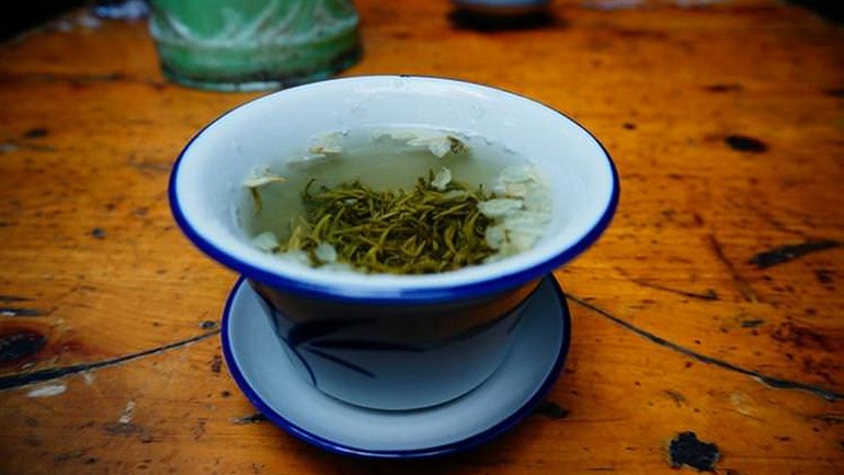 Green tea with jasmine flowers at Heming Teahouse.jpg