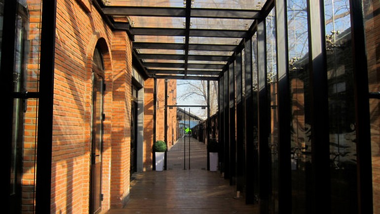 A walkway leads to the entrance of the hotel..jpg