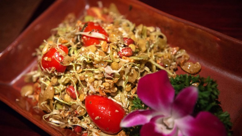 缅甸茶叶沙拉，里面有碎卷心菜、鱼露和花生，还有三种不同的豆子。.jpg