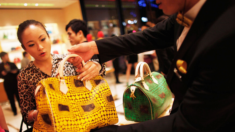 Chinese females, online-to-offline shopping in China